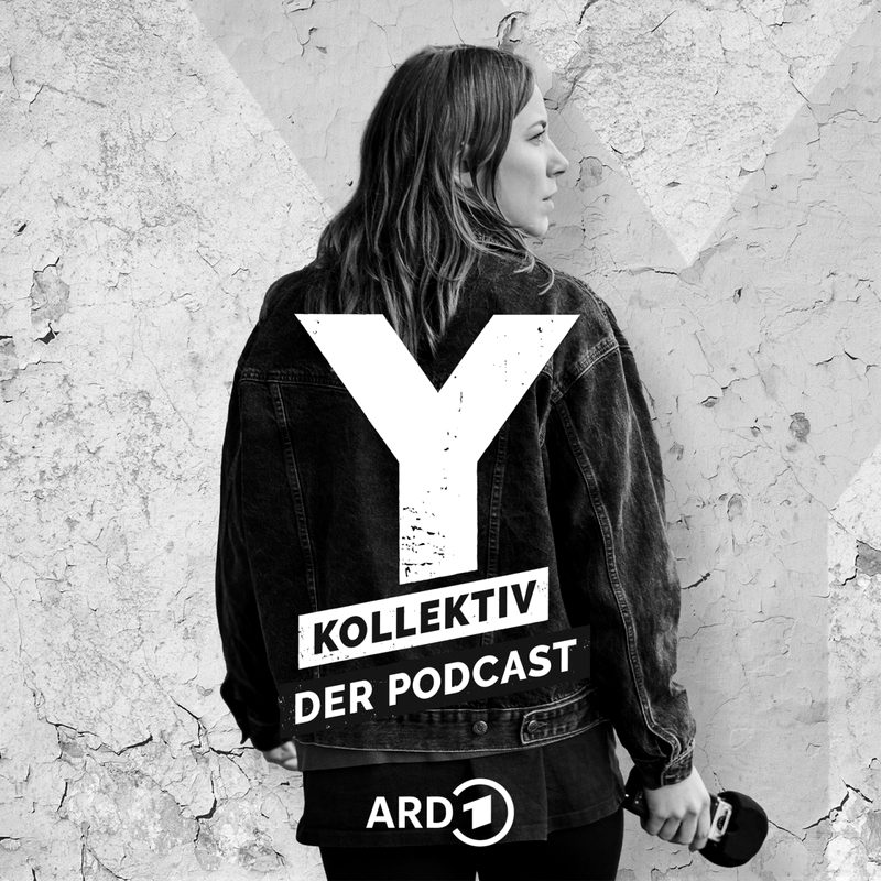 Cover: Eine Frau mit Mikrofon steht vor einer Wand mit großem Y, Aufschrift Y-Kollektiv – der Podcast.